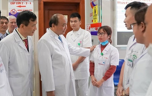 Thủ tướng gửi thư khen, động viên các chiến sĩ áo trắng
